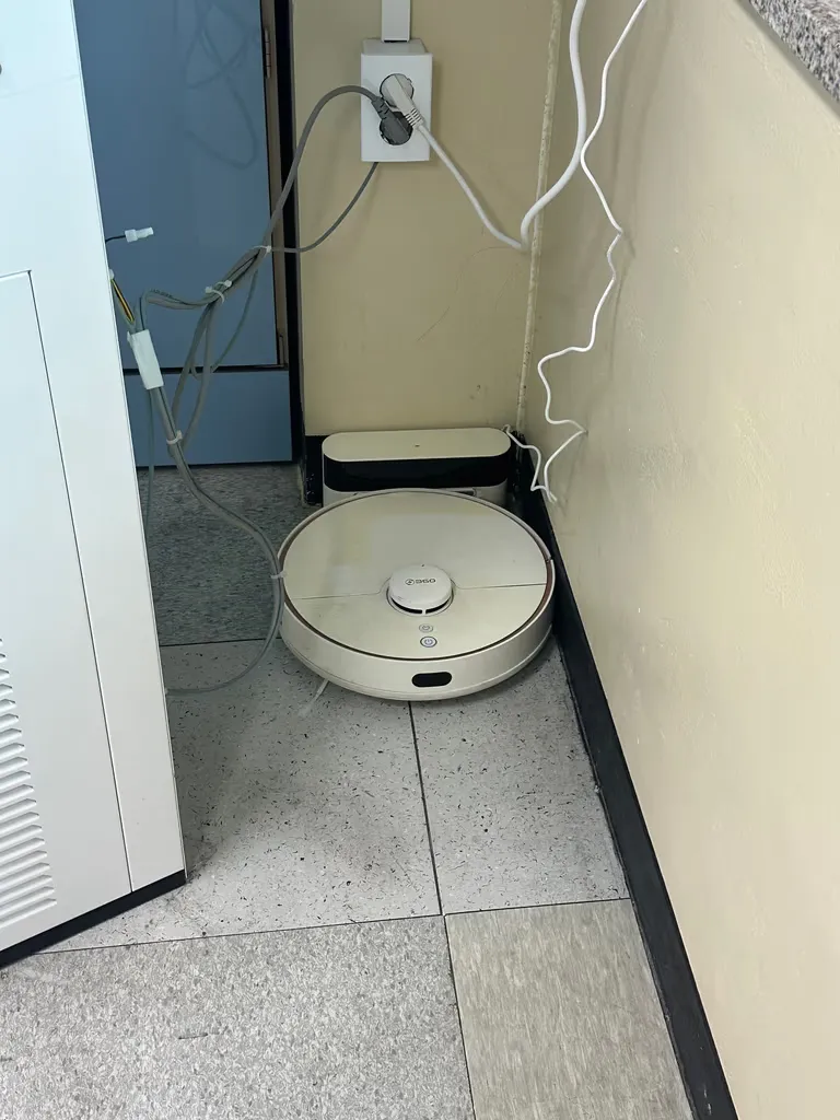 학교 교실에 로봇 청소기 돌리기-1