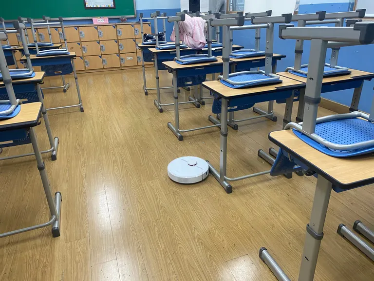학교 교실에서 로봇 청소기를 돌려 보았다-4