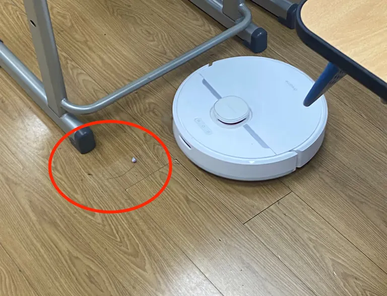 학교 교실에서 로봇 청소기를 돌려 보았다-7